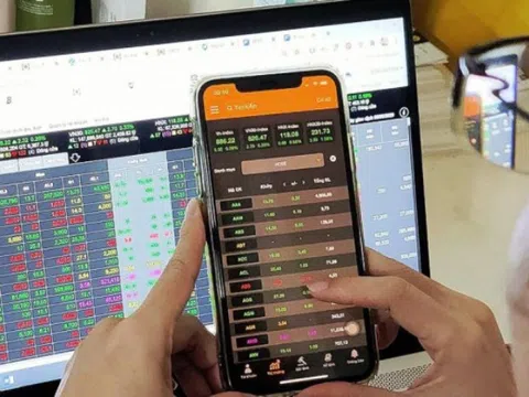 Tiền ồ ạt đổ vào chứng khoán, nên mừng hay lo?